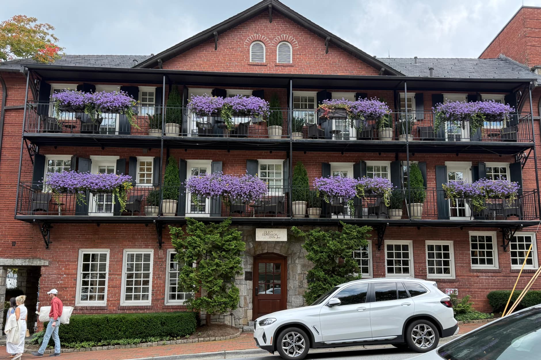 The Old Edwards Inn has electric cars and chargers