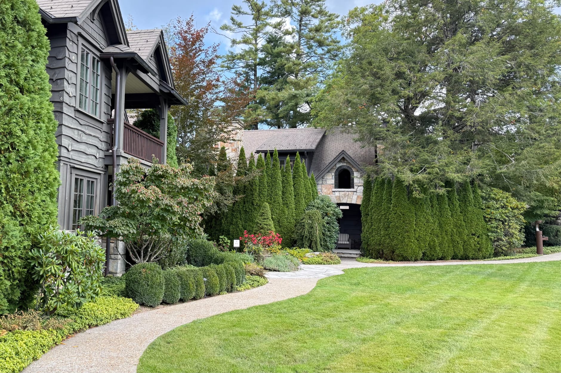 Old English Country Cottage Style at The Old Edwards Inn